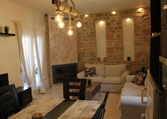 Stone سالونيك